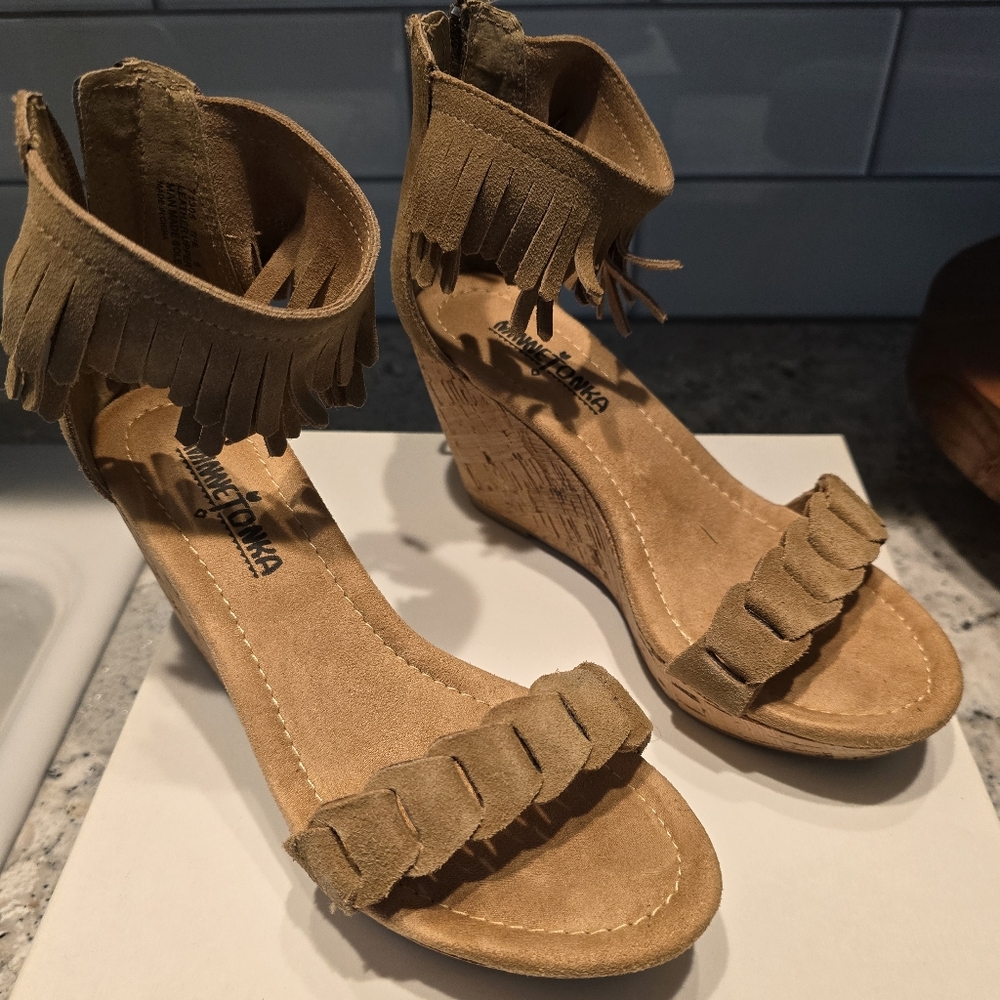 Minnetonka "Nicki" Wedges